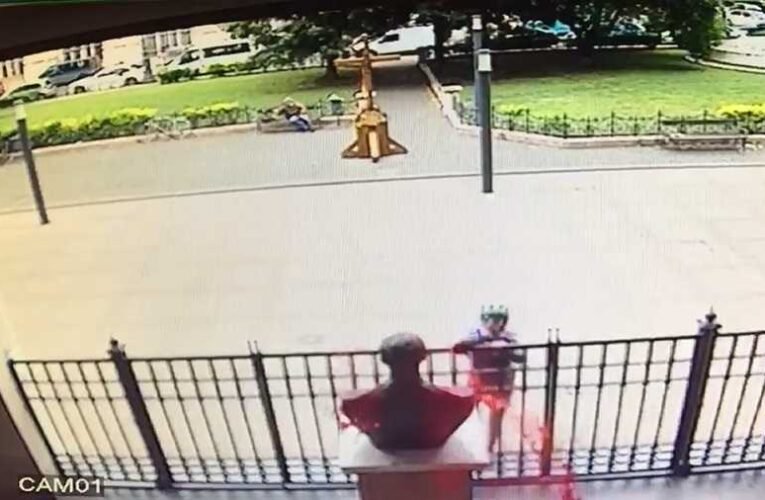 Elítélték, de két éves próbára bocsátották a Horthy kormányzó szobrát meggyalázó nőt