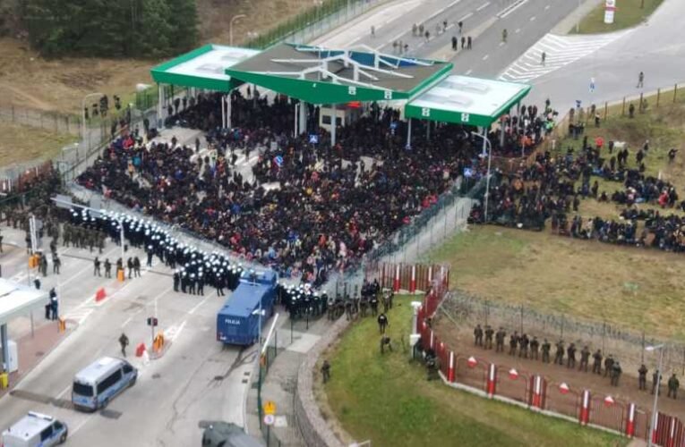 Lengyelország: A fehérorosz szolgálatok felügyelete alatt akarnak a migránsok áttörni Kuźnica határátkelőjénél 📺