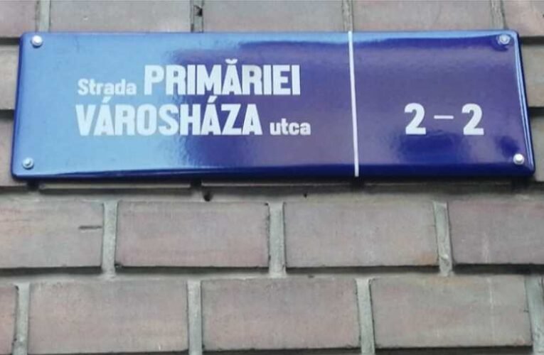 Marosvásárhelyen kétnyelvűekre cserélik az utcanévtáblákat, az AUR már feljelentést is tett