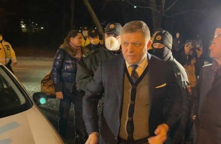 Szétverték Robert Fico autóját, könnygázzal támadtak a testőrére
