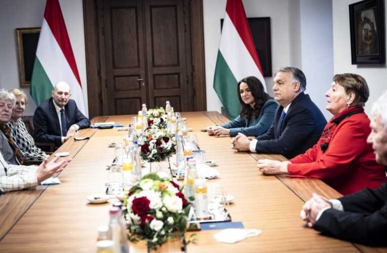 Orbán Viktor aláírta a 13. havi nyugdíj február havi kifizetéséről szóló rendeletet
