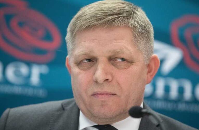Előállította a rendőrség Robert Fico volt szlovák miniszterelnököt egy ellenzéki tüntetés kezdetén