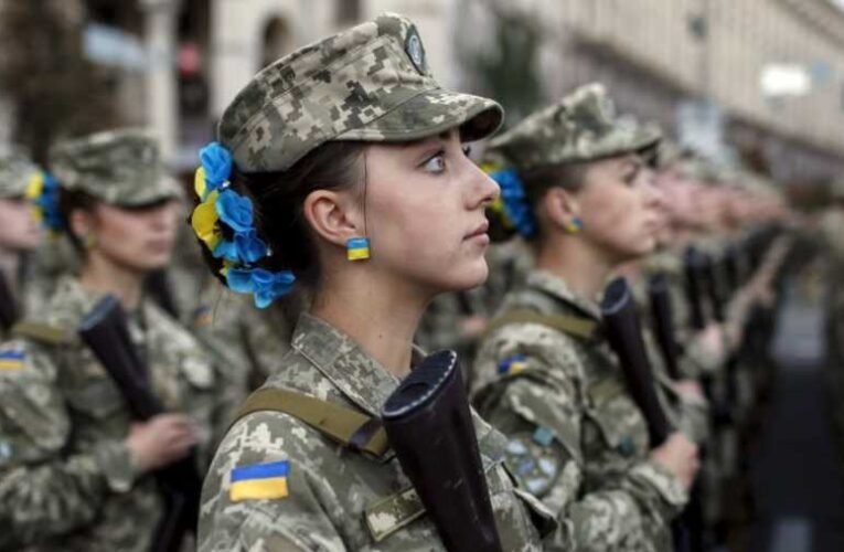 Ukrajnában hadkötelessé válnak a nők
