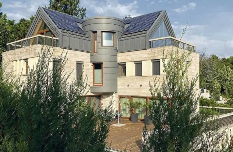 Kétmilliárdos villa, százmilliós luxusautó, így él Karácsony embere, közben egymás után rugdossák ki a melósokat az általa vezetett cégtől
