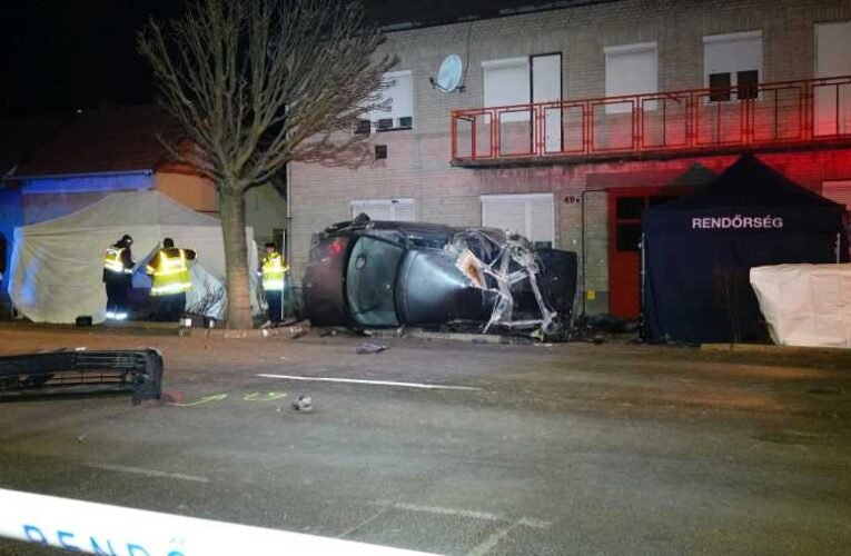 Felborult egy migránsokat szállító autó, meghalt a sofőr