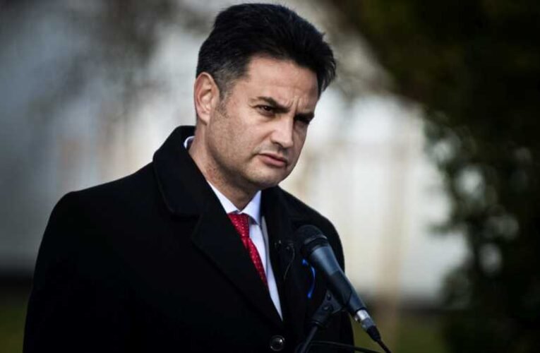 Alakul ez, Márky-Zay beállt Magyar Péter mögé