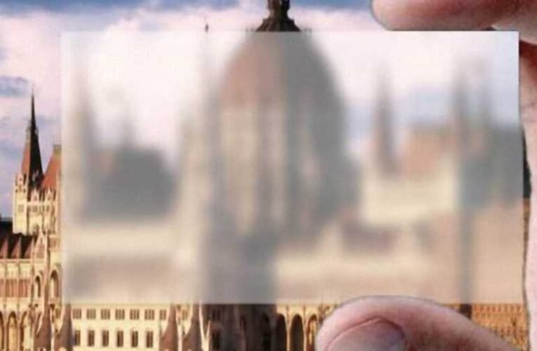 Negatív érzelemkeltés a baloldalon és pozitív a jobboldalon