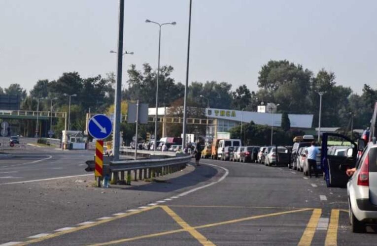 Kárpátalja: Sorok a határátkelőkön és a benzinkutaknál