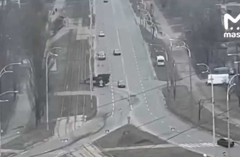 Ukrán harckocsi tarolt le egy személyautót Kijevben (videó) 📺