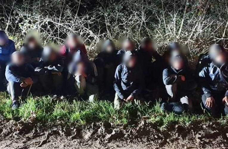 Elképesztő nyomás alatt a magyar határ: 700 migránst kaptak el a hétvégén