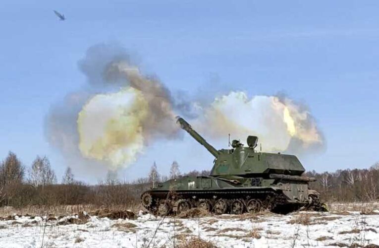 Ukrán katonai létesítményeket támadnak az oroszok precíziós fegyverekkel – Zelenszkij hadiállapotot rendelt el