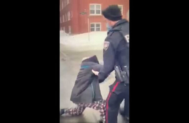 Földre tepertek egy idős urat az ottawai rendőrök – Trudeau továbbra is fenyegetőzik
