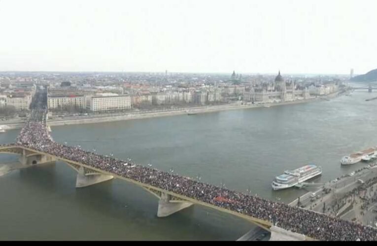 Elindult a békemenet: élő közvetítés az eseményről (videó) 📺