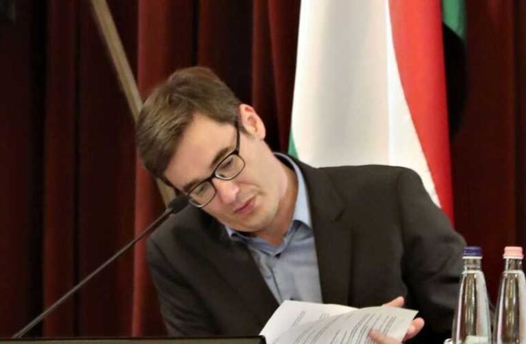 Nem aprózza el Karácsony, Gál J. Zoltánnak is megemelte a fizetését, aki már egyszer lemondott –  közben persze sírnak, hogy nincs pénz…