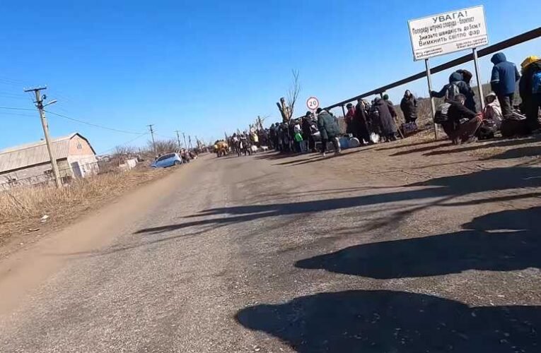 Mariupol lakosai: „Az Azov és a Jobb Szektor ölt meg minket” – megdöbbentő videó a mariupoli valóságról 📺