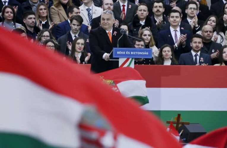 Állami Díszünnepség – Orbán: Erőre van szükség, nem hagyjuk, hogy a baloldal belerángassa Magyarországot ebbe a háborúba