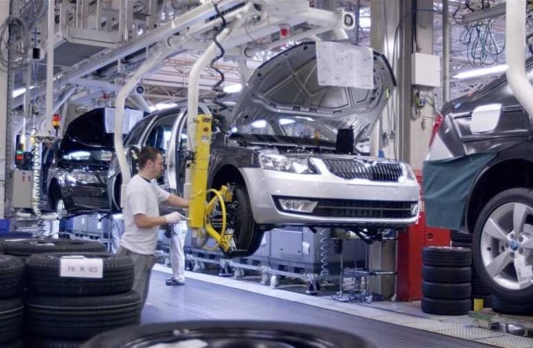 Ukrajnai háború – Alkatrészhiány miatt korlátozza gyártását a Skoda