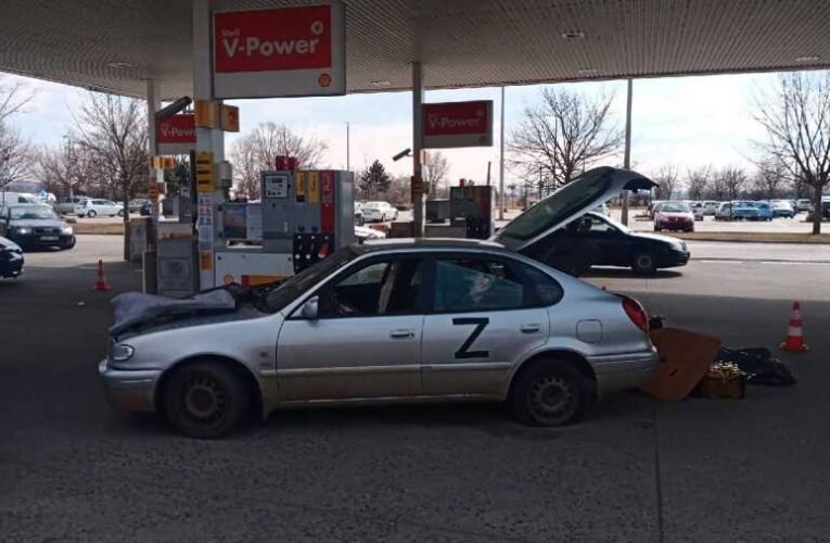 Összeugrott egy magyar és egy ukrán autós Tatán az autóra ragasztott Z betű miatt