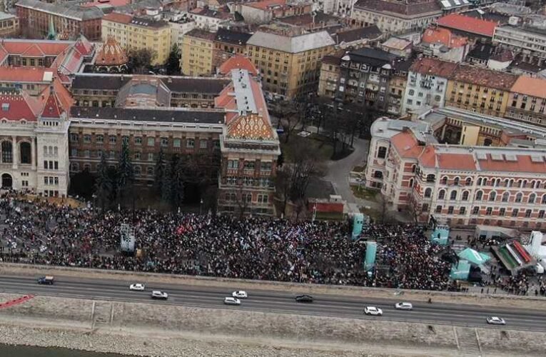 Légi felvétel: Ennyien voltak Makizajék ellenzéki hőbörgésén
