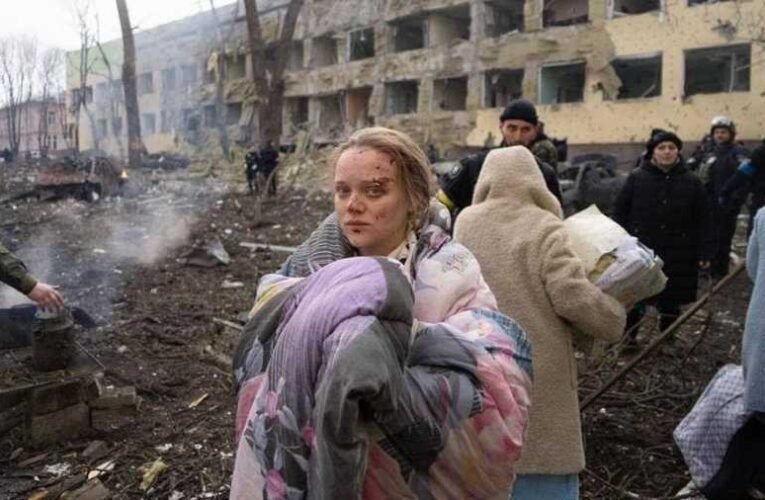 Megrendezett fotózást tartottak a mariupoli szülészeti kórháznál az ukránok (+képek)