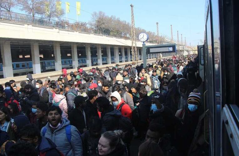 Döbbenetes képek: Ukrajnából érkező menekültek 2022. március 2-án