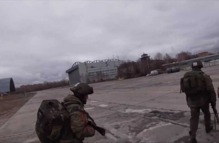 Az oroszok testkamerás élő felvételeket mutattak be az Antonov nemzetközi repülőtér elfoglalásáról 📺