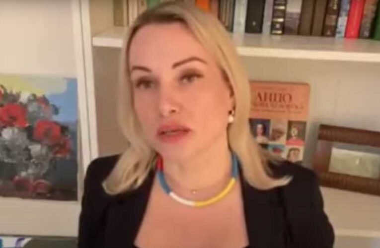 „Jól” megbüntették a háború ellen, élő adásban tiltakozó orosz televíziós szerkesztőt