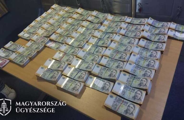 Öt pályázatokat megbundázó minisztériumi dolgozót tartóztattak le, egy társukat bűnügyi felület alá helyezték