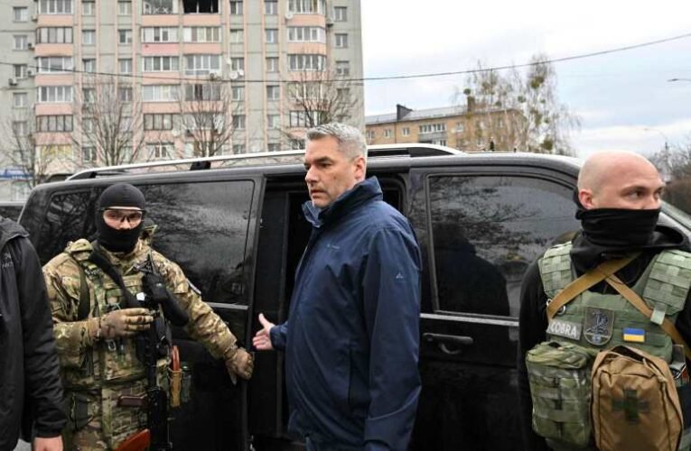 Mariupolban rekedt NATO tisztek szabad elvonulását kéri az osztrák kancellár