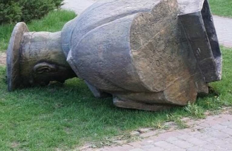 Az ukránok ledöntötték Zsukov szobrát Harkovban (videó 📺)