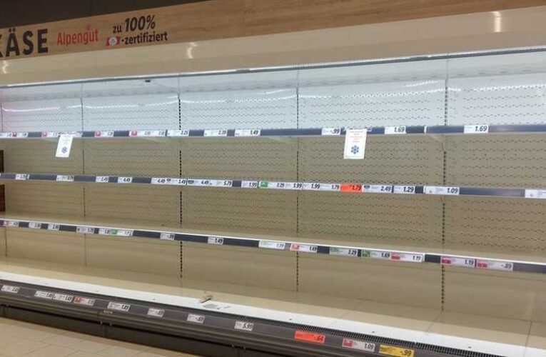 Döbbenten állnak a bécsiek a szupermarket üres polcai előtt