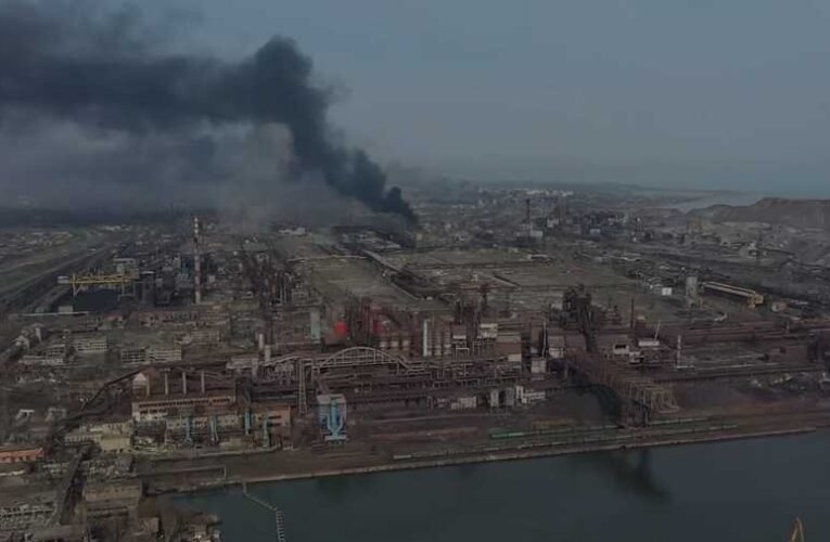 Itt láthatók az első drón felvételek, miután az orosz erők bombázni kezdték az Azovstal üzemet Mariupolban 📺