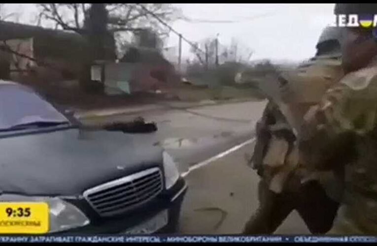 Itt a videós bizonyíték, hogy az ukránok helyezik el a holttesteket Bucsában (+18) 📺