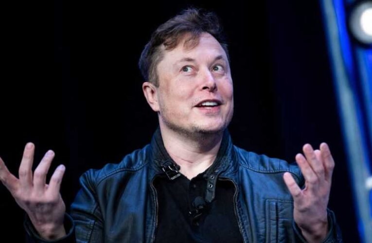 Elon Musk átvette a Twittert és azonnal kirúgta a főnököket