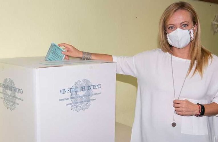 Giorgia Meloni a kormányprogramja bemutatásakor az Orbán Viktorhoz fűződő kapcsolatait hangsúlyozta