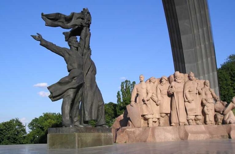 Lebontják Kijevben az ukrán-orosz barátságot jelképező szovjet szoboregyüttest