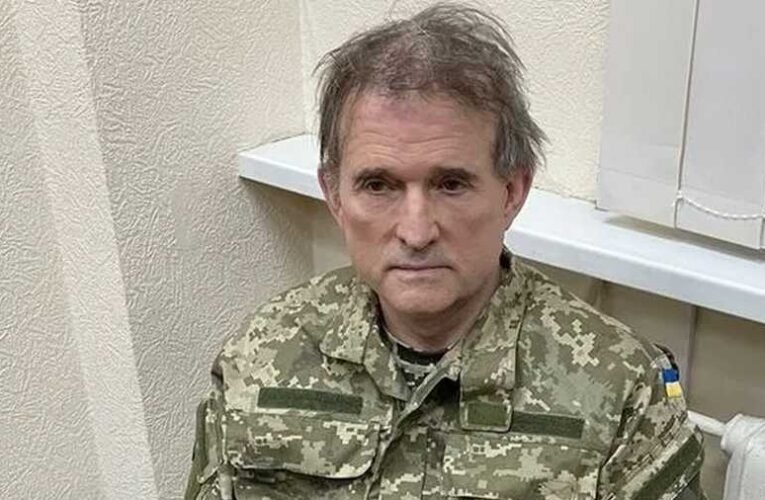 Őrizetbe vették Viktor Medvedcsukot, Zelenszkij képet is közzétett a megbilincselt politikusról