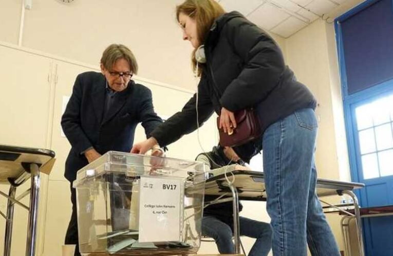Francia elnökválasztás: Macron vezet, Marine Le Pen szorosan a nyomában