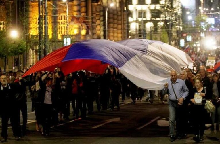 Pénteken több ezren tüntettek Belgrádban az Oroszországgal szembeni szankciók miatt
