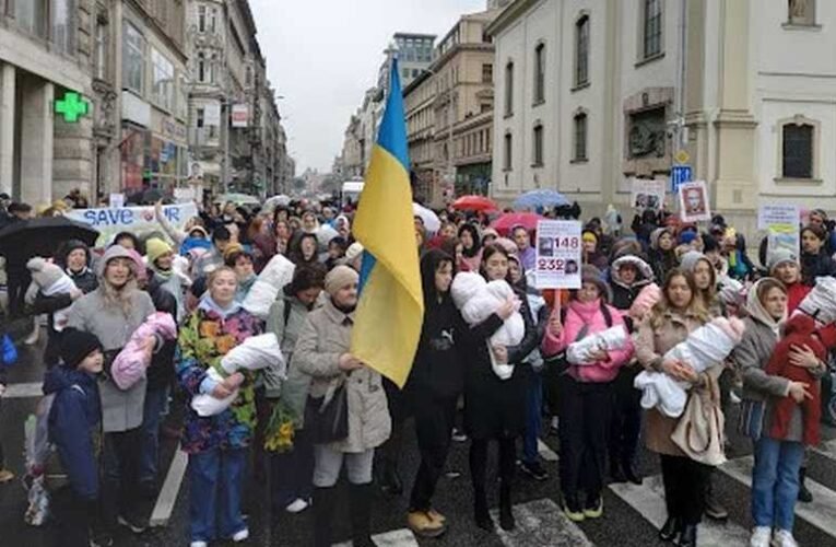Így segíts az ukrán menekülteken: Orbán és Putyin ellen tüntetnek az ukrán anyák Budapesten