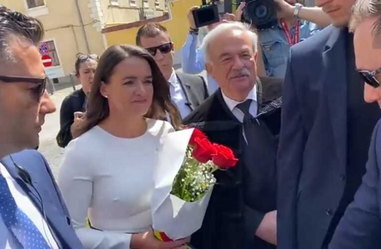 A magyargyűlölő Avram Iancuval, román himnusszal és kokárdával rohanták le Novák Katalint 📺