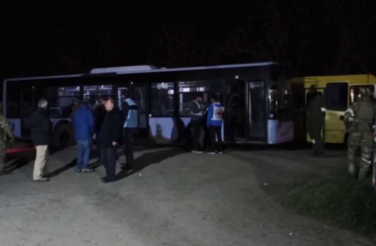 Videó: Oroszország több tucat civilt evakuált az ostromlott Azovsztalból 📺