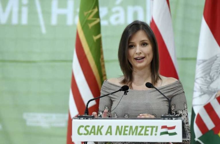 Toroczkai László törlése után Dúró Dóra 300 ezres Fb-oldalát is letekerte az antimagyar cenzúra