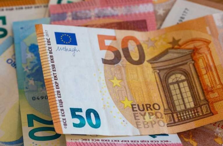 (Frissítés) Az Európai Bizottság támogatja Magyarország helyreállítási tervének elfogadását, de 7,5 milliárd eurót befagyasztanak