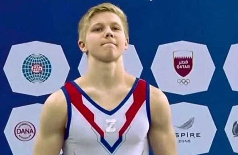 Egy évre eltiltották azt az orosz tornászt, aki Z betűs dresszben állt ukrán versenytársa mellett a dobogón