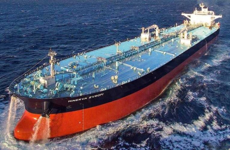 Életbe lépett a tengeren szállított orosz olajra vonatkozó embargó és az árplafon
