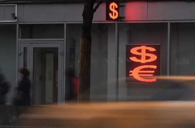 64 rubel alá esett az euró, 62 alá a dollár