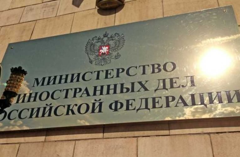 Az orosz külügyminisztérium felkészült a „barátságtalan országokban” lévő követségeik diplomatáinak hazahívására