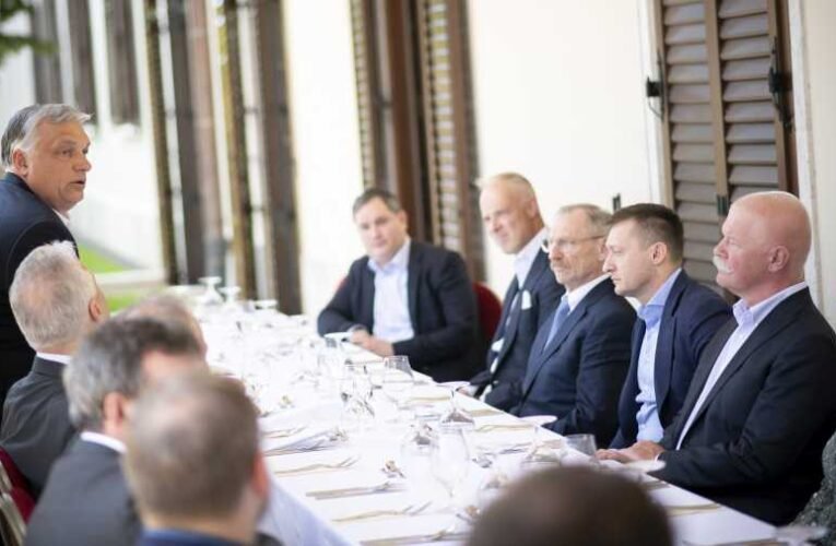 Orbán Viktor kormánya megalakításáról egyeztetett