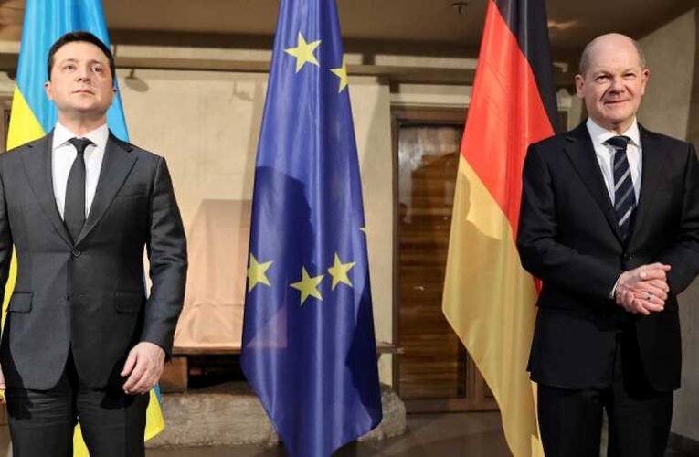 Zelenszkij felszólította a német kancellárt, hogy látogasson Kijevbe